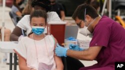 Francesca Anacleto, 12, receives her first dose of the Pfizer vaccine against COVID-19 administered by nurse Jorge Tase in Miami Beach, Florida, USA, August 4, 2021. (AP Photo / Marta Lavandier)