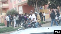 Quelques manifestants devant la Commission nationale électorale, à Luanda, Angola, 28 août 2012.