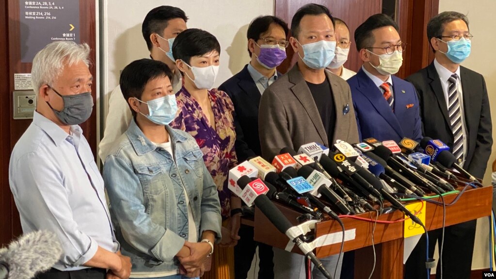 十多名民主派立法会议员4月9日会见传媒,就上诉庭裁定港府引用《紧急法》上诉得直表示失望,会上诉至终审法院。 (美国之音/汤惠芸)