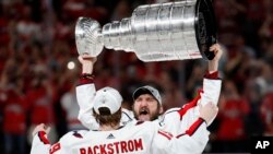 Alex Ovechkin, capitán de los Capitals de Washington, sostiene la Copa Stanley después de derrotar 4-3 a Golden Knights el jueves, 7 de junio de 2018, en Las Vegas, Nevada. 