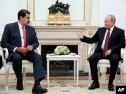 블라디미르 푸틴 러시아 대통령(오른쪽)과 니콜라스 마두로 베네수엘라 대통령이 25일 모스크바 크렘린궁에서 만나 회담했다.