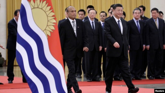 中国国家主席习近平在北京人大会堂与基里巴斯总统塔内希·马茂出席欢迎仪式。(2020年1月6日)