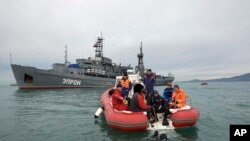 Des bateaux sont utilisés pour rechercher les débris et les boîtes noires de l'avion qui s'est écrasé dans la mer Noire, près de Sochi, en Russie, le 27 décembre 2016. 