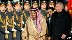 Король Саудовской Аравии Сальман бен Абдель-Азиз Аль Сауд и вице-премьер РФ Дмитрий Рогозин