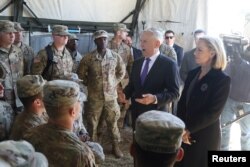 James Mattis, aecretario de Defensa de EE.UU., y Kirstjen Nielsen, secretaria de Seguridad Nacional, responden a las preguntas de los soldados en el Campamento Base de Donna, en Texas. 14 de noviembre de 2018.