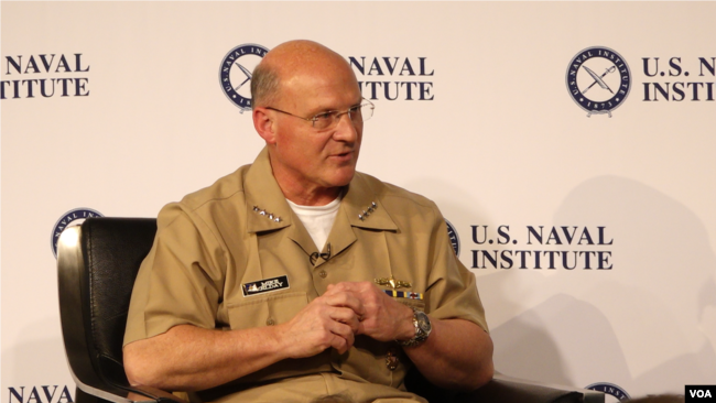 美国海军作战部长迈克尔·吉尔代上将(Admiral Michael Gilday)称要有准备与中国一战心态（美国之音黎堡摄）