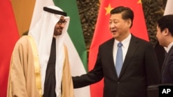 Chủ tịch Trung Quốc Tập Cận Bình (phải) tiếp kiến Hoàng thân Mohammed bin Zayed Al Nayhan của Các tiểu vương Quốc Ả Rập Thống nhất ngày 14/12/2015.