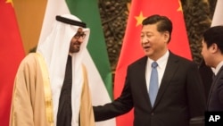 Putra Mahkota Abu Dhabi dan Wakil Komandan Angkatan Bersenjata Uni Emirat Arab Mohammed bin Zayed Al Nayhan, kiri, berbicara dengan Presiden China with Xi Jinping, tengah, saat acara penandatanganan kesepakatan di Balai Agung Rakyat di Beijing, 14 Desember 2015.