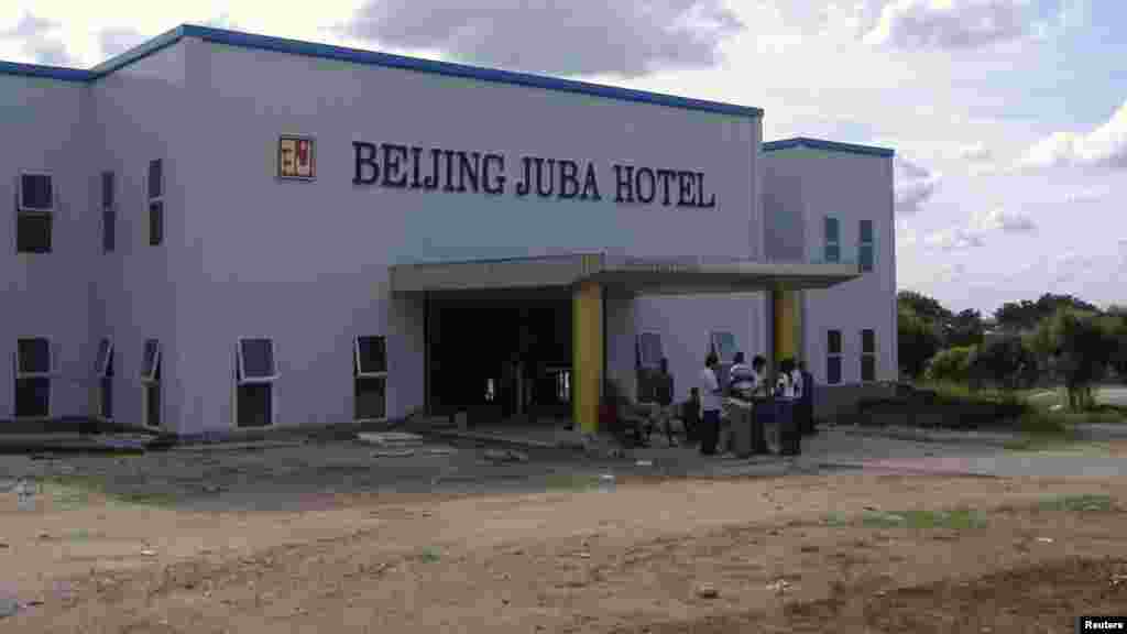 Les investisseurs chinois discutent à l&rsquo;extérieur de l&#39;hôtel Beijing, à Juba, au Sud-Soudan, 20 août 2007.&nbsp;