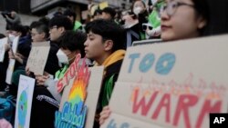 15 مارچ کو جنوبی کوریا کے شہر سیول میں موسمیاتی تبدیلی پر مظاہرہ۔ اس طرح کے مظاہرے دنیا بھر میں کیے گئے۔ 15 مارچ 2019