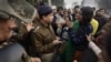 Ấn Độ đóng đường, tàu điện ngầm để ngăn biểu tình