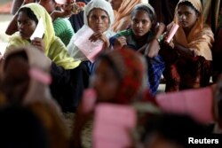 Rohingya refugees wait for humanitarian aid to be distributed at the Kutupalang refugee camp in Cox's Bazar, Bangladesh Oct. 2, 2017.