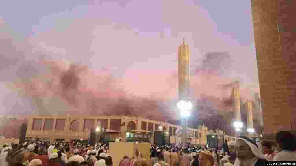سعودی عرب کے شہر مدینہ میں مسجد نبوی کے باہر ایک چوکی پر خودکش بم دھماکے میں کم از کم چار افراد مارے گئے۔