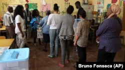 Eleitores votam em Angola