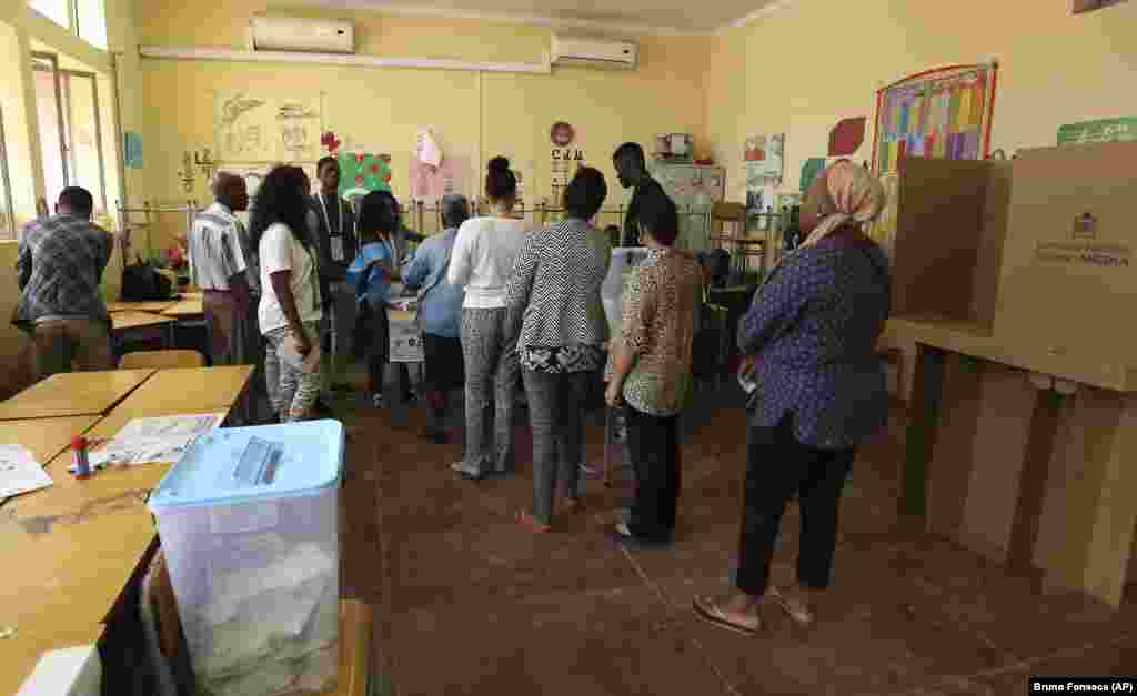 Les électeurs font la queue dans un bureau de vote à Luanda, Angola, 23 août 2017.
