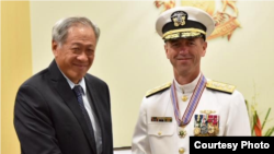 美国海军作战部长理查森上将2017年5月15日访问新加坡（美国军方照片）