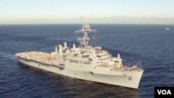 Kapal Induk Angkatan Laut Amerika USS Cleveland berlayar di Samudera Pasifik, Jumat (4/3).