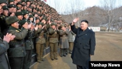 '오중흡7연대' 칭호를 받은 인민군 323군부대를 시찰하는 북한 김정은 국방위원회 제1위원장. 조선중앙통신이 21일 보도했으며, 촬영일시는 밝히지 않았다.