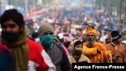 Umat Hindu tiba untuk berendam suci pada kesempatan festival Makar Sankranti selama festival Magh Mela tahunan di Allahabad, India, pada 14 Januari 2022. (Foto: AFP)