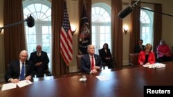 El presidente Donald Trump se reunió hoy con representantes de organizaciones nacionales de enfermeras y luego habló sobre la lucha contra el virus.