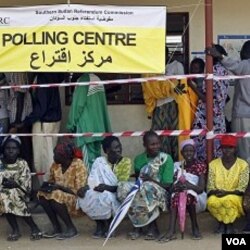 Para warga Sudan selatan antri di tempat pemungutan suara di ibukota Sudan selatan, Juba.