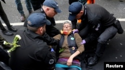بازداشت فعالان اقلیمی در لندن