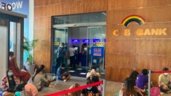 ရန်ကုန်၊ Myanmar Plaza ရှိ CB ဘဏ် ATM တွင် ငွေထုတ်ရန် စောင့်နေသူများ။ မေ ၁၁၊ ၂၀၂၁။