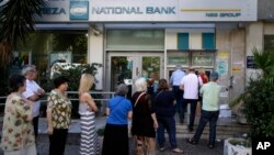 문을 닫은 그리스 아테네 은행 앞에서 30일 자동현금인출기를 사용하려는 사람들이 줄을 서 있다.
