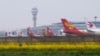 Pesawat-pesawat milik maskapai penerbangan China diparkir di bandara Shanghai, karena pengurangan jumlah penerbangan di tengah pandemi Covid-19.