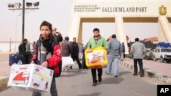 Egyptians return home from the Sallum border crossing with Libya on February 24, 2011