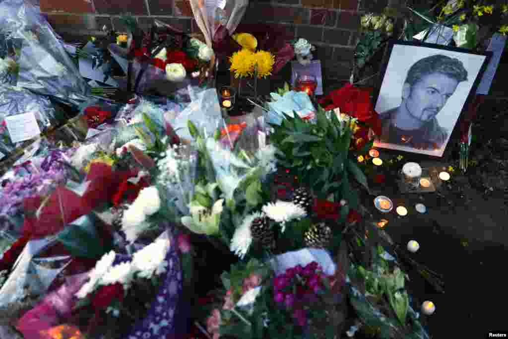 یادبود جرج مایکل، خواننده معروف پاپ بریتانیایی بیرون از خانه اش در انگلیس. به گزارش رویترز، جرج مایکل روز یکشنبه ۵ دی در خانه اش در آکسفوردشایر بریتانیا جان خود را از دست داد.