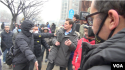 中国警察和便衣在北京庭审中国人权律师浦志强案的法庭外驱赶外国记者 （美国之音记者 叶兵拍摄 2015年12月1日）