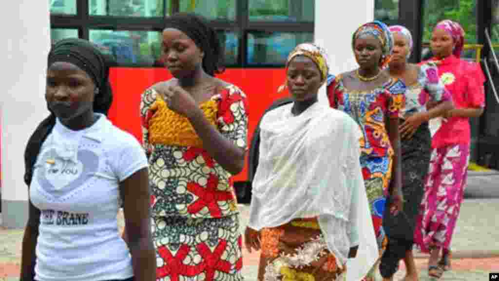 Des lycéennes qui ont échappé à l&#39;enlèvement de l&#39;école secondaire publique Chibok arrivent pour une rencontre avec le président du Nigeria Goodluck Jonathan, à Abuja, au Nigeria, le mardi 22 Juillet 2014. (AP Photo) 