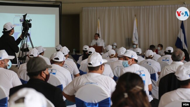 Simpatizantes del Partido Camino Cristiano en el primer mitin político de 2021 en un hotel de Managua. Foto VOA.