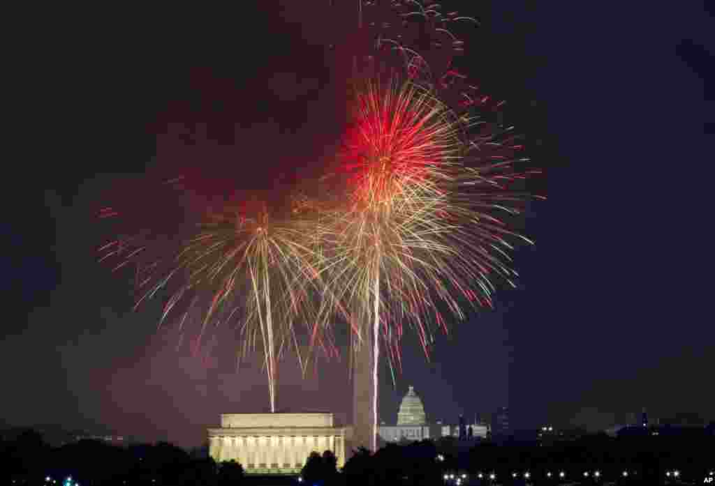 آتش بازی در آسمان واشنگتن پایتخت آمریکا به مناسبت روز استقلال آمریکا &nbsp;