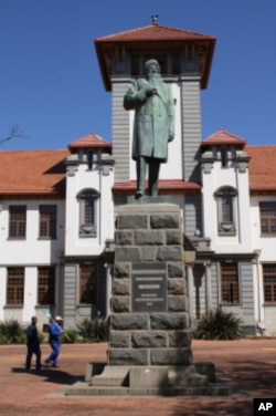 A statue of Afrikaner hero, Marthinus Theunis Steyn, dominates the Free State University's main square.