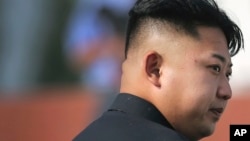 Những hình ảnh xuất hiện từ hãng thông tấn chính thức của Bắc Triều Tiên có vẻ như cho thấy nhà lãnh đạo trẻ tuổi Kim Jong-un thị sát một nhà máy sản xuất điện thoại tinh khôn mới