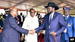 FILE - President Omar al-Bashir of Sudan, left, and President Salva Kiir of South Sudan shake hands during the inauguration ceremony of Uganda's long-time president Yoweri Museveni in the capital Kampala, May 12, 2016.