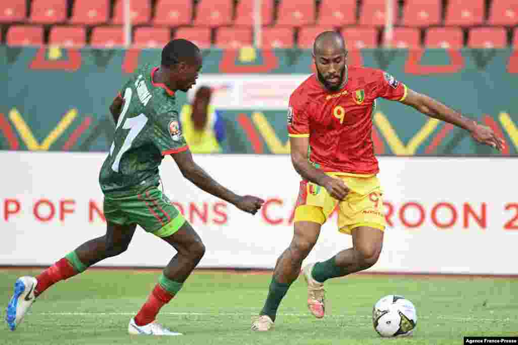 Guinea&#39;s forward Jose Kante (R) fights for the ball with Malawi&#39;s defender Gomezgani Chirwa (L).