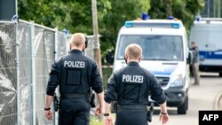 Ilustrasi: Polisi berpatroli di sebuah taman di Hanover, Jerman utara, 29 Juli 2020. (Hauke-Christian Dittrich / AFP)
