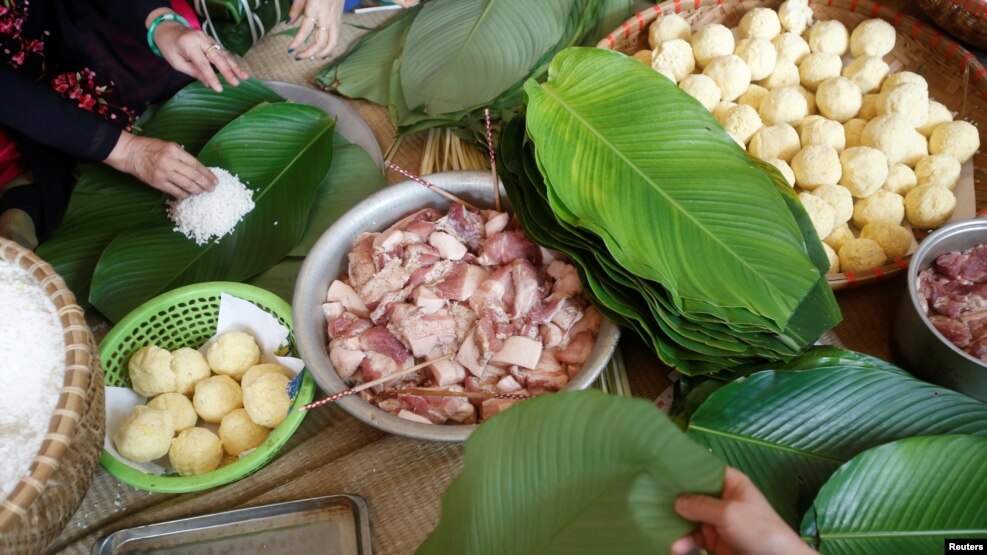 Hình minh họa - Gói bánh chưng là một hoạt động mang đậm bản sắc văn hóa Tết của người Việt.