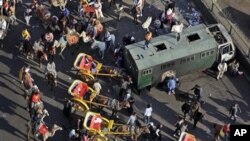 အီဂျစ်သမ္မတကို ထောက်ခံသူများက ဆန္ဒပြသူများကို တိုက်ခိုက်နေစဉ်။ ဖေဖော်ဝါရီ ၂၊ ၂၀၁၁။
