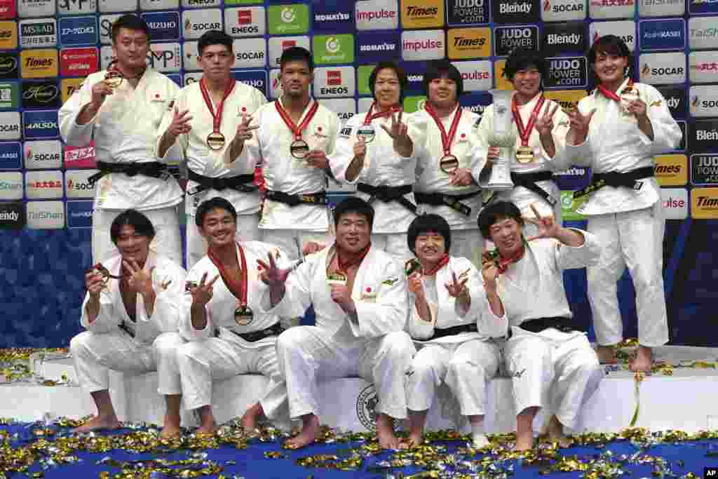 بازیکنان تیم ژاپن قهرمانی در مسابقات جهانی جودو در رشته ترکیبی را در شهر توکیو جشن گرفتند.&nbsp;