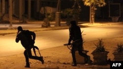 지난 2일 리비아 벵가지의 한 경찰서 주변에서 군경과 반군 사이에 총격이 벌어졌다. (자료사진)