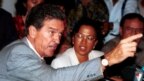 James “Bob” Moffett, kepala eksekutif Freeport McMoRan, yang berpusat di Louisiana, menjawab tuduhan dalam sebuah konferensi pers setelah bertemu Jaksa Agung Indonesia di Jakarta, Kamis, 5 November 1998 (foto: AP Photo/Muchtar Zakaria)