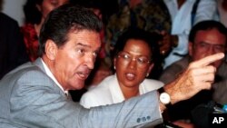 James “Bob” Moffett, kepala eksekutif Freeport McMoRan, yang berpusat di Louisiana, menjawab tuduhan dalam sebuah konferensi pers setelah bertemu Jaksa Agung Indonesia di Jakarta, Kamis, 5 November 1998 (foto: AP Photo/Muchtar Zakaria)