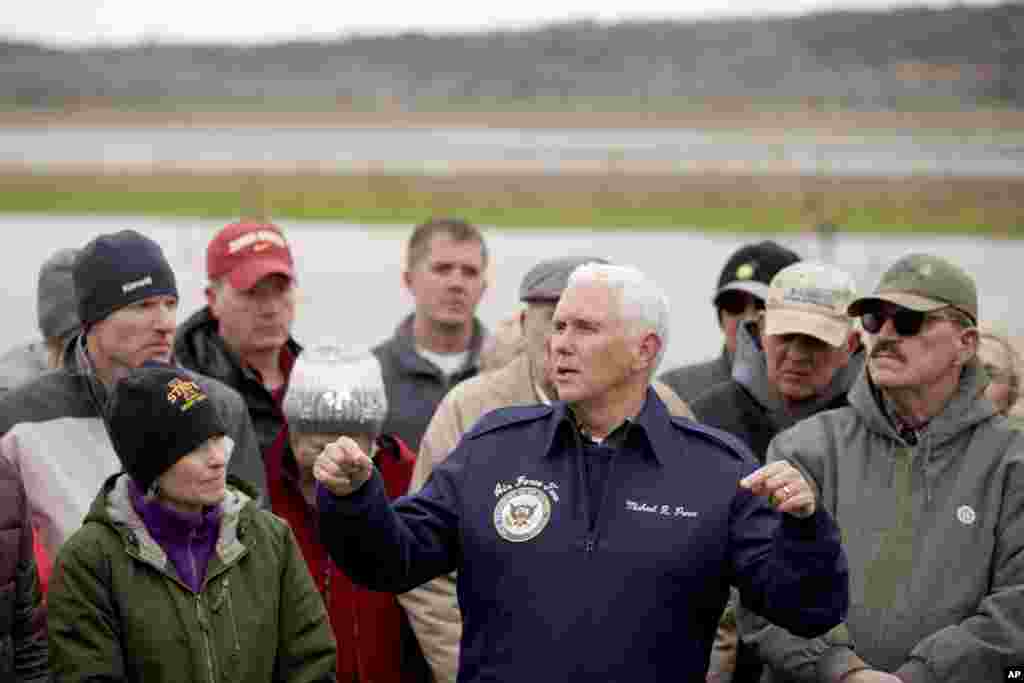 مایک پنس معاون رئیس جمهوری آمریکا به ایالت های میانه ایالات متحده رفته تا از نزدیک مشکلات سیل و بارندگی اخیر را رسیدگی کند.&nbsp;
