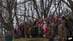Warga desa menyaksikan pemakaman seorang warga sipil yang tewas dalam ledakan granat, di Goosu, sekitar 40 kilometer di selatan Srinagar, Kashmir, yang dikuasai India, 3 Maret 2017. (Foto: AP)