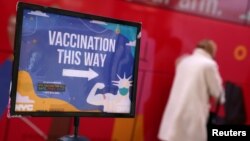 Una persona ingresa a una clínica móvil de vacunación COVID-19 durante la propagación de la variante del coronavirus omicron en Manhattan, Nueva York, el 7 de diciembre de 2021.