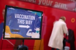 Seseorang memasuki klinik vaksin mobile COVID-19 selama penyebaran varian virus corona omicron di Manhattan, New York, 7 Desember 2021. (Foto: Reuters)